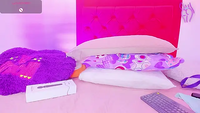 Snapshot of Sofia_Girl_ chatting on December 15, 7:46 am Sofia Girl online show from December 15, 7:46 am