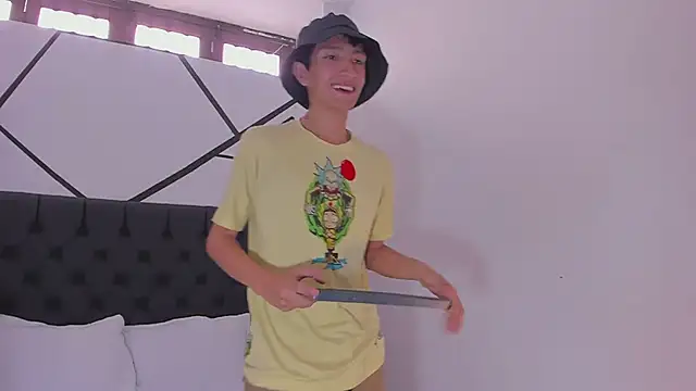 Snapshot of DereckCooperr chatting on February 10, 8:53 pm DereckCooperr online show from February 10, 8:53 pm