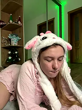 Snapshot of freiiaflower chatting on December 21, 3:57 am freiiaflower online show from December 21, 3:57 am