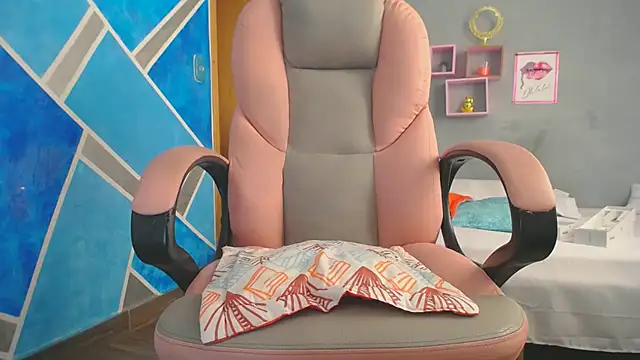 Snapshot of MeganMilF2 chatting on February 4, 9:31 pm MeganMilF2 online show from February 4, 9:31 pm