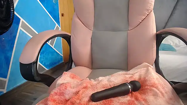 Snapshot of MeganMilF2 chatting on February 24, 9:31 pm MeganMilF2 online show from February 24, 9:31 pm