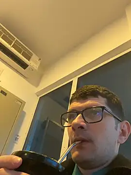 Snapshot of Juliano2289 chatting on April 28, 2:00 pm Juliano2289 online show from April 28, 2:00 pm