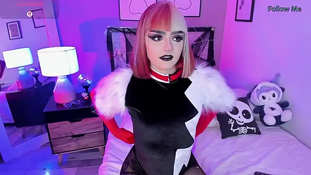 Snapshot of Liza_Sweett chatting on October 31, 10:11 pm Liza Sweett online show from October 31, 10:11 pm