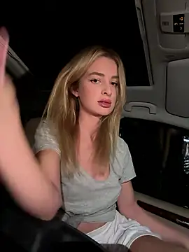 Snapshot of EvieEvans chatting on December 2, 9:39 pm EvieEvans online show from December 2, 9:39 pm