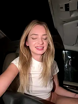 Snapshot of EvieEvans chatting on December 4, 1:03 am EvieEvans online show from December 4, 1:03 am