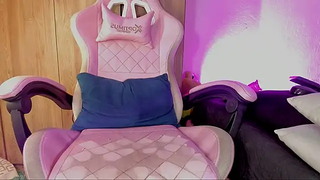 Snapshot of emily_lady20 chatting on February 7, 9:58 am emily lady20 online show from February 7, 9:58 am