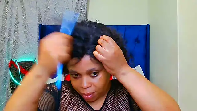 THESHORTQUEEN online show from January 5, 6:33 pm