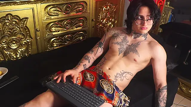 Snapshot of dantecoppolaa_ chatting on December 19, 4:24 pm dantecoppolaa online show from December 19, 4:24 pm