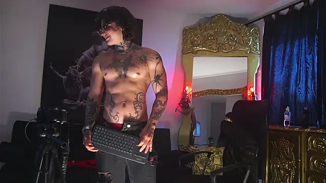 Snapshot of dantecoppolaa_ chatting on March 22, 8:15 pm dantecoppolaa online show from March 22, 8:15 pm