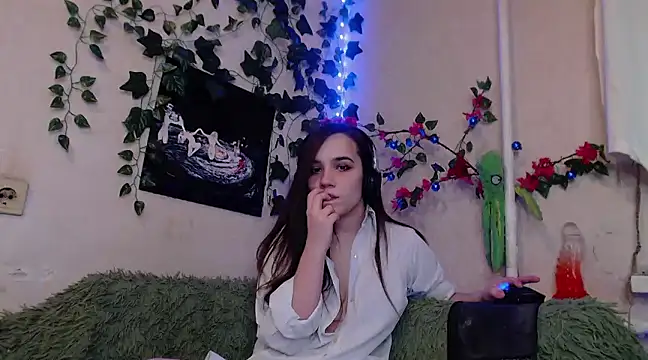 Snapshot of Tiny_Witch chatting on January 21, 11:02 pm Tiny Witch online show from January 21, 11:02 pm