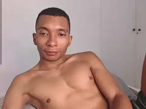 Snapshot of Aaronblack1_ chatting on February 21, 9:54 pm Aaronblack1 online show from February 21, 9:54 pm