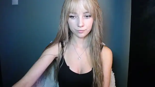 Snapshot of LuciaYoung chatting on October 24, 6:48 pm LuciaYoung online show from October 24, 6:48 pm