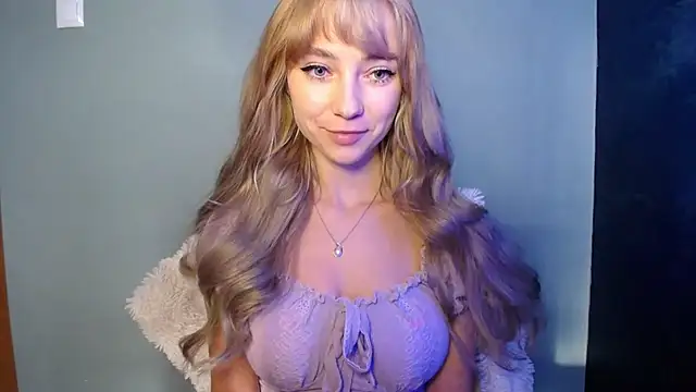 Snapshot of LuciaYoung chatting on October 27, 7:34 am LuciaYoung online show from October 27, 7:34 am