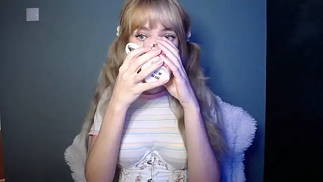 Snapshot of LuciaYoung chatting on November 5, 7:30 am LuciaYoung online show from November 5, 7:30 am