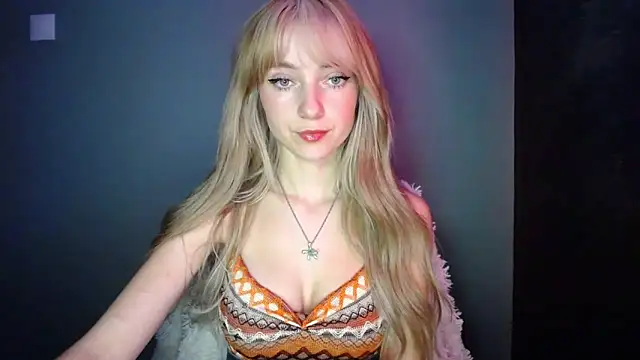 Snapshot of LuciaYoung chatting on November 9, 7:56 pm LuciaYoung online show from November 9, 7:56 pm