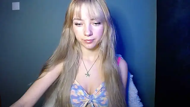 Snapshot of LuciaYoung chatting on November 14, 7:51 am LuciaYoung online show from November 14, 7:51 am