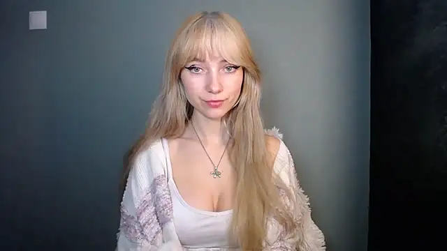 Snapshot of LuciaYoung chatting on November 18, 7:40 pm LuciaYoung online show from November 18, 7:40 pm