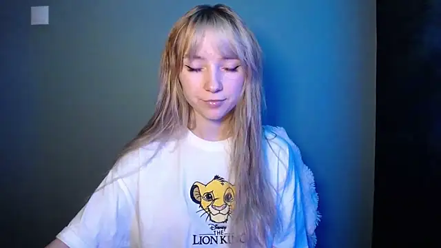 Snapshot of LuciaYoung chatting on November 27, 1:35 pm LuciaYoung online show from November 27, 1:35 pm