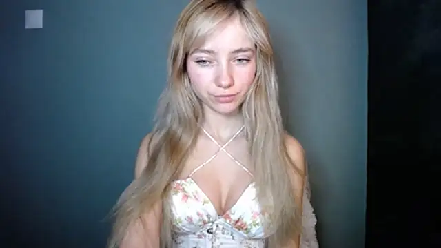 Snapshot of LuciaYoung chatting on December 14, 7:36 am LuciaYoung online show from December 14, 7:36 am