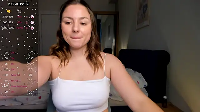 Snapshot of ThreeshaWhite chatting on February 27, 8:28 am ThreeshaWhite online show from February 27, 8:28 am