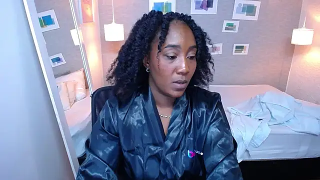 Snapshot of kiara_evanss chatting on December 24, 2:21 am kiara evanss online show from December 24, 2:21 am