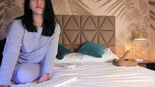 LIAH IZUMI online show from October 3, 10:45 am