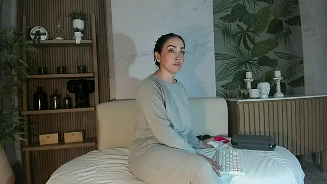 LIAH IZUMI online show from November 19, 1:11 pm