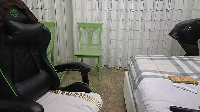 Snapshot of __Nina chatting on October 14, 12:06 pm Nina online show from October 14, 12:06 pm