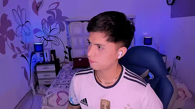 Snapshot of Niicky1_ chatting on December 13, 8:26 pm Niicky1  online show from December 13, 8:26 pm