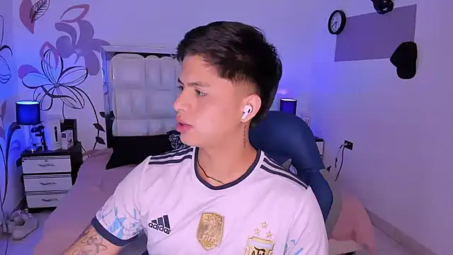 Snapshot of Niicky1_ chatting on December 18, 8:47 pm Niicky1  online show from December 18, 8:47 pm