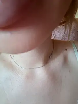 Snapshot of Elza_kom chatting on November 3, 2:24 am Elza kom online show from November 3, 2:24 am