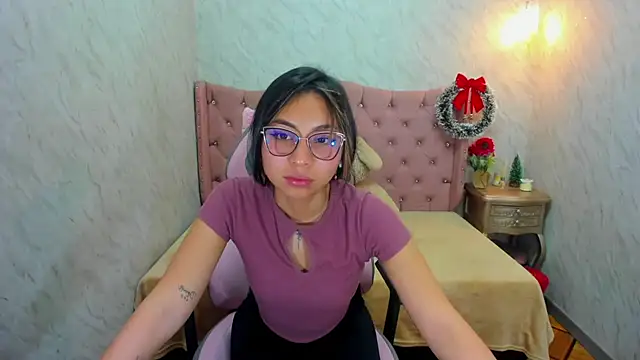 Snapshot of XSmaggiiee chatting on December 24, 4:11 am XSmaggiiee online show from December 24, 4:11 am