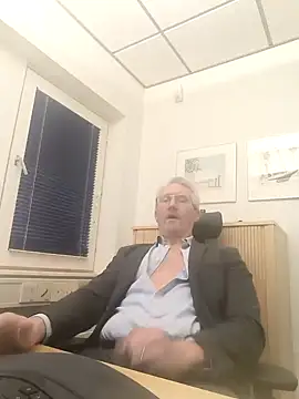 Snapshot of tom-swede chatting on January 7, 3:33 pm tom-swede online show from January 7, 3:33 pm