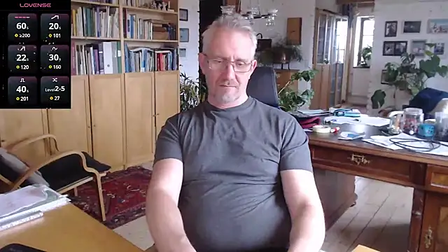 Snapshot of tom-swede chatting on February 2, 2:02 pm tom-swede online show from February 2, 2:02 pm
