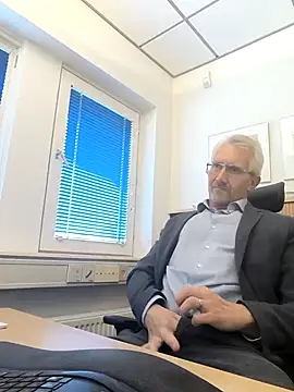 Snapshot of tom-swede chatting on October 9, 2:37 pm tom-swede online show from October 9, 2:37 pm