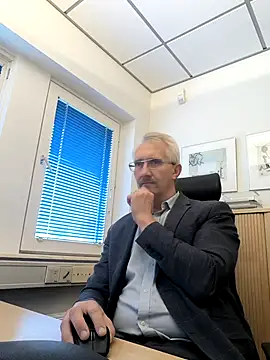 Snapshot of tom-swede chatting on October 10, 2:05 pm tom-swede online show from October 10, 2:05 pm