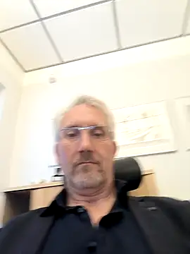 Snapshot of tom-swede chatting on October 14, 3:24 pm tom-swede online show from October 14, 3:24 pm