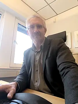 Snapshot of tom-swede chatting on October 21, 2:51 pm tom-swede online show from October 21, 2:51 pm