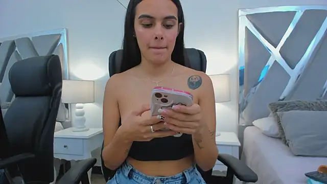 Snapshot of ChloeHarper_ chatting on March 15, 3:27 pm ChloeHarper online show from March 15, 3:27 pm