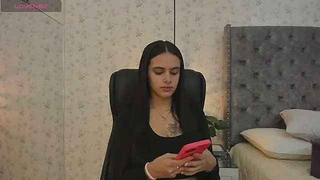 ChloeHarper  online show from May 28, 11:40 am