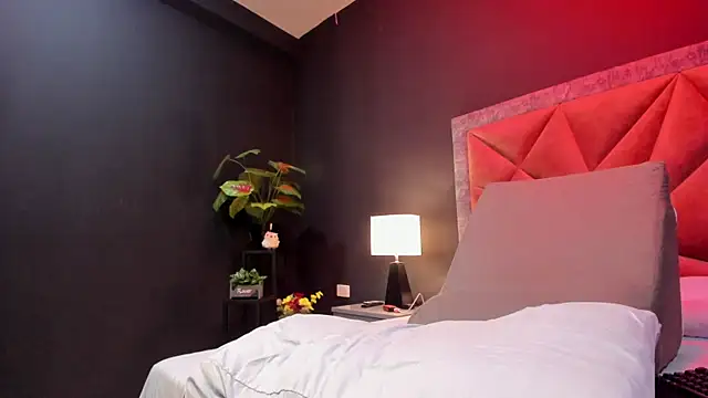 mia milff online show from March 15, 6:43 pm