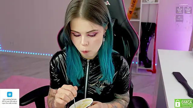 Snapshot of Latex_Kitty chatting on October 21, 10:05 am Latex Kitty online show from October 21, 10:05 am