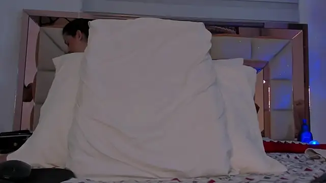 Snapshot of violetta-brown1 chatting on January 29, 4:36 am violetta-brown1 online show from January 29, 4:36 am