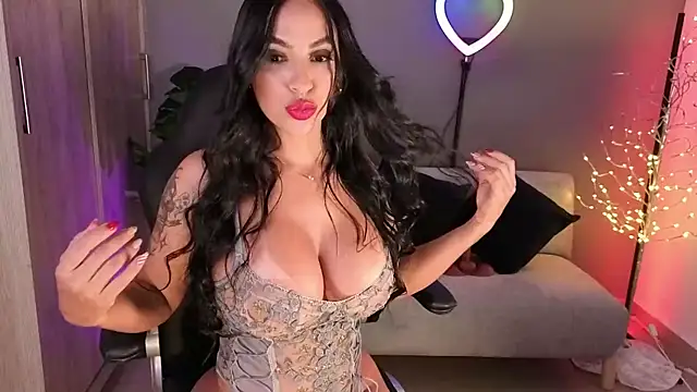 Snapshot of alina_cruz chatting on December 15, 11:09 pm alina cruz online show from December 15, 11:09 pm