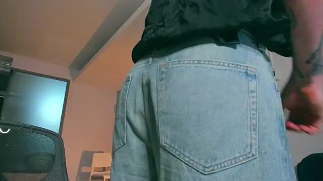 Snapshot of Samuel_Andrew chatting on November 8, 4:23 am Samuel Andrew online show from November 8, 4:23 am