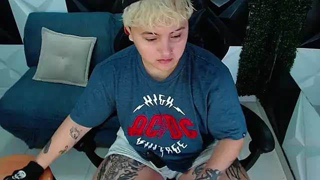 isabeautyx19 online show from January 6, 2:03 pm