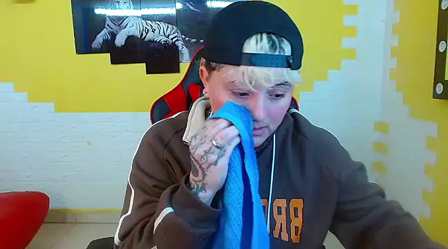 isabeautyx19 online show from January 22, 2:56 pm