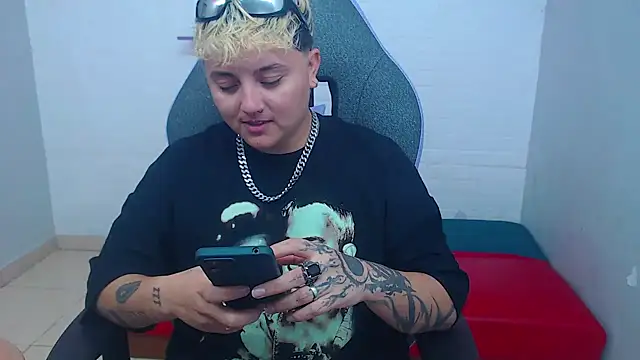 isabeautyx19 online show from February 9, 3:43 am