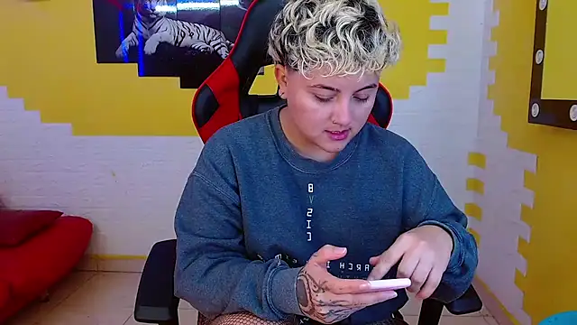 isabeautyx19 online show from March 18, 7:42 pm