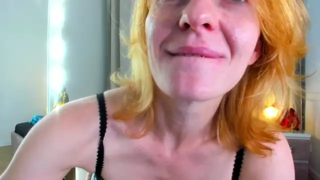 Snapshot of SquirtyAlisa chatting on September 12, 10:32 pm SquirtyAlisa online show from September 12, 10:32 pm